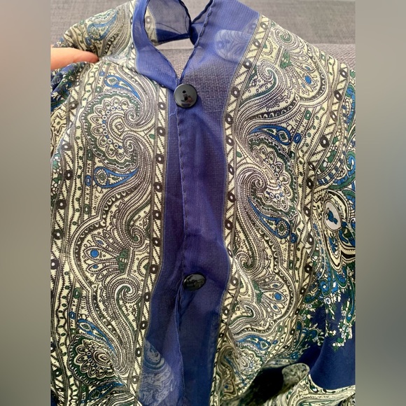 Delicate in nature yet bold in style. Blue shawl/scarf/poncho - Picture 5 of 9